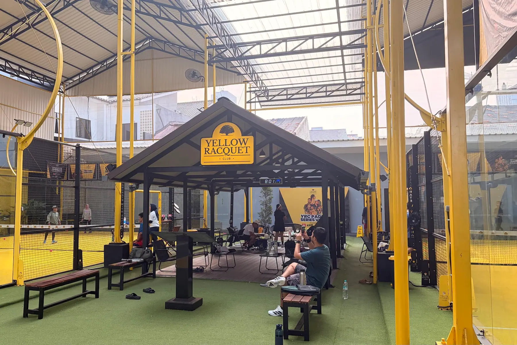 The club pavilion between the yellow courts